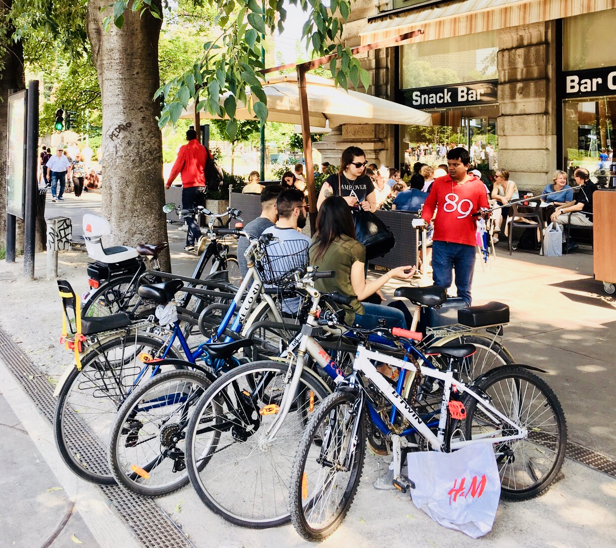 Piovono biciclette a Milano